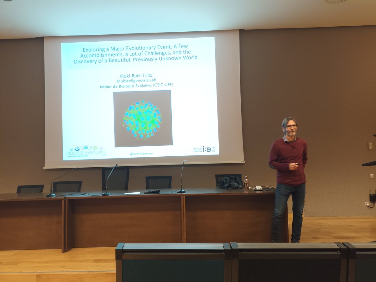 I_Rubio_Somoza's tweet photo. We are lucky having today @CRAGENOMICA @multicellgenome telling us about his amazing work towards understanding the origin of animal multicellularity https://t.co/iaFu99Q5h7