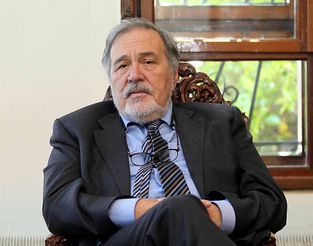 İlber Ortaylı: "Türkiye'de maaşlar düşük. Bu memlekette kimse maaş yüksek diye profesör olmuyor. Kimse maaş için bu işleri yapmıyor. İtibar için yapıyorlar.

Sen bu itibarı böyle zedelersen, 'Bunlar sizin hizmetkarınız' dersen olmaz. 

Hiçbir toplumda doktor hizmetkar değildir."