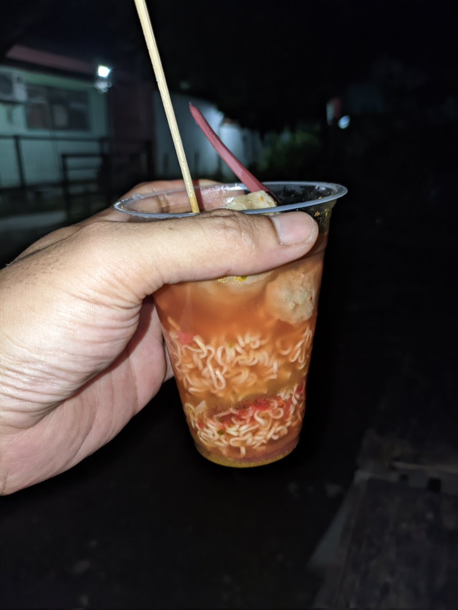 keluar rumah bejalan kemuka tadi , eh ada acil2 bejual pentol , ayuway mementol , imbah nya mambantas mi gelas jua wadah sidin