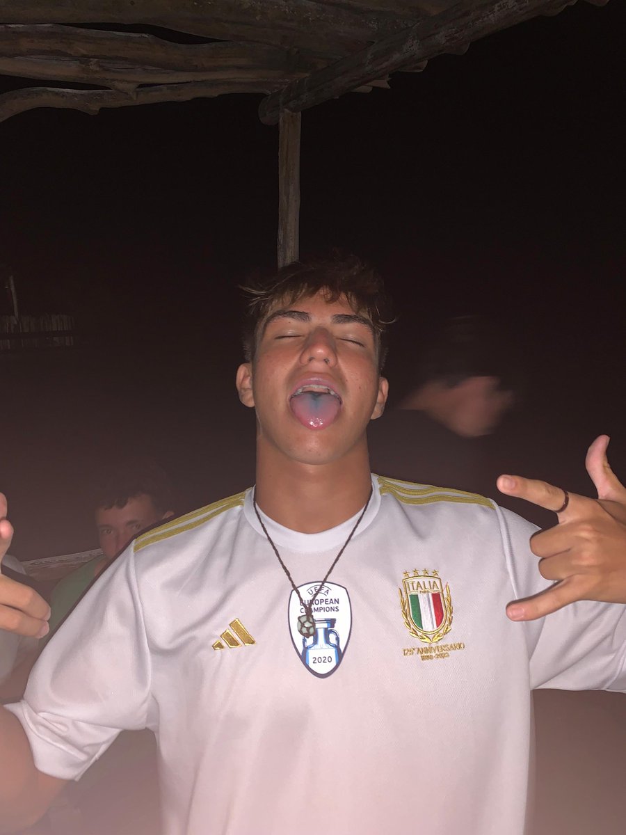 gomes_msz's tweet photo. Parabéns pra mim caraiooo 😝😝🤘🥳🥳#17 #galadoo #maisvelho https://t.co/D8TKTy1Dqz