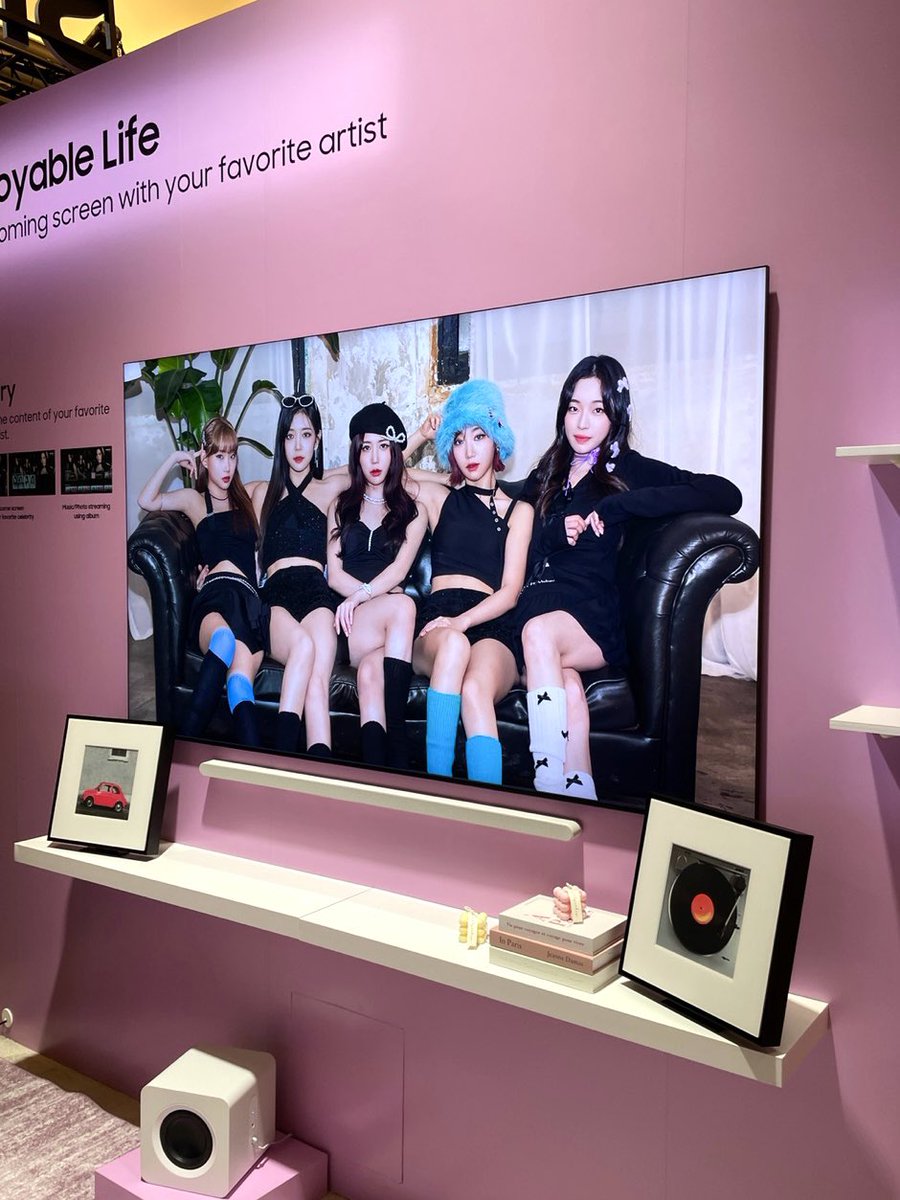FERRYBLUE_twt's tweet photo. [#FERRYBLUE #페리블루] 
#CES2024 Samsung에 등장한 페리블루🍀
미국 라스베가스에서 진행된 CES 2024 전자전에 페리블루 디지털LP 전시중✨ 

@vibrary_twt #vibrary #바이브존 #바이브러리 

#도진 #시호 #혜영 #선아 #현지
#DOZIN #XIHO #HYEYOUNG #SEONA #HYUNJI https://t.co/zaW65Elk3y