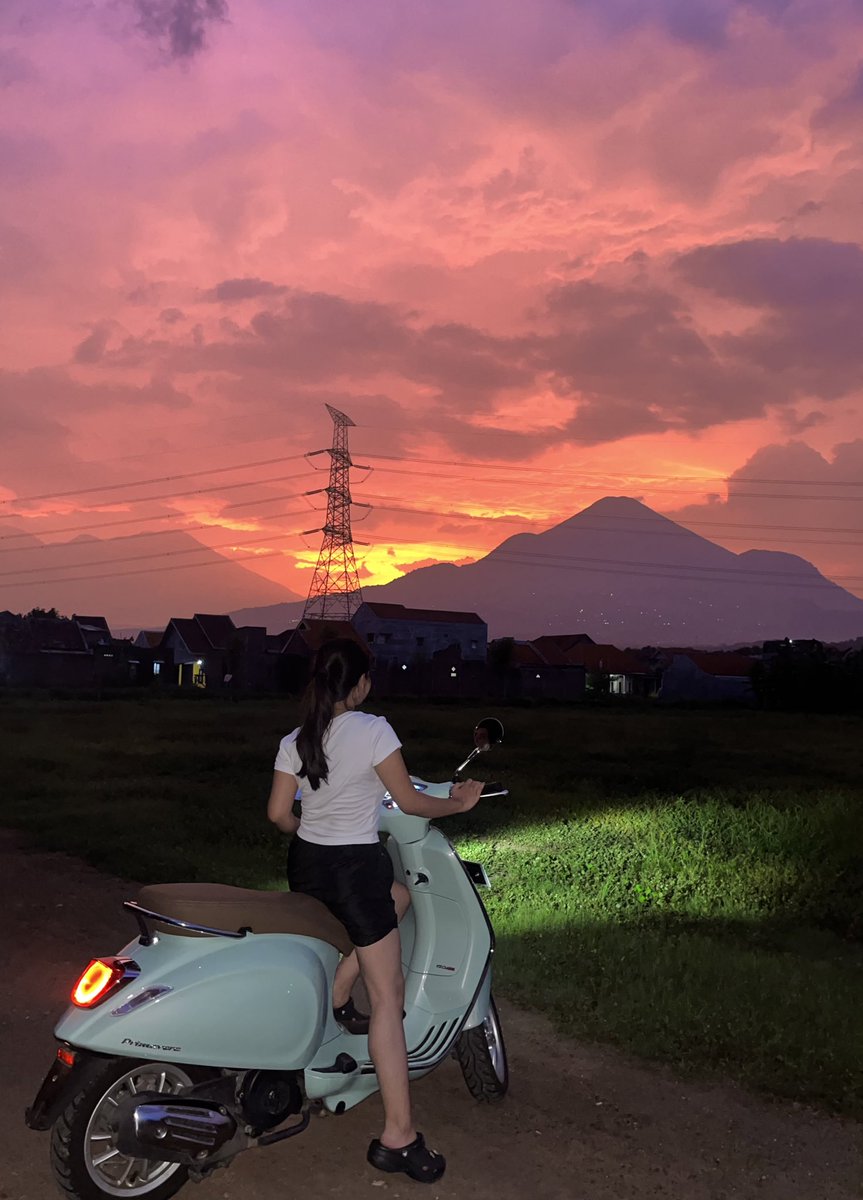bbeelaa_7's tweet photo. 🛵🌄🧡 https://t.co/ZD555T8dHp