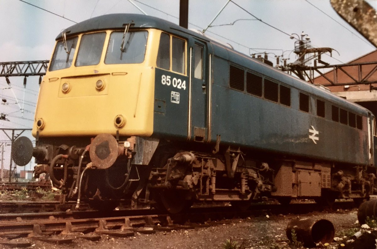 Davidal20103984's tweet photo. Blue days. Longsight Electric. A few shots to balance out the previous diesel shots at Longsight. #class86. #class85 https://t.co/f7dgtoNElS