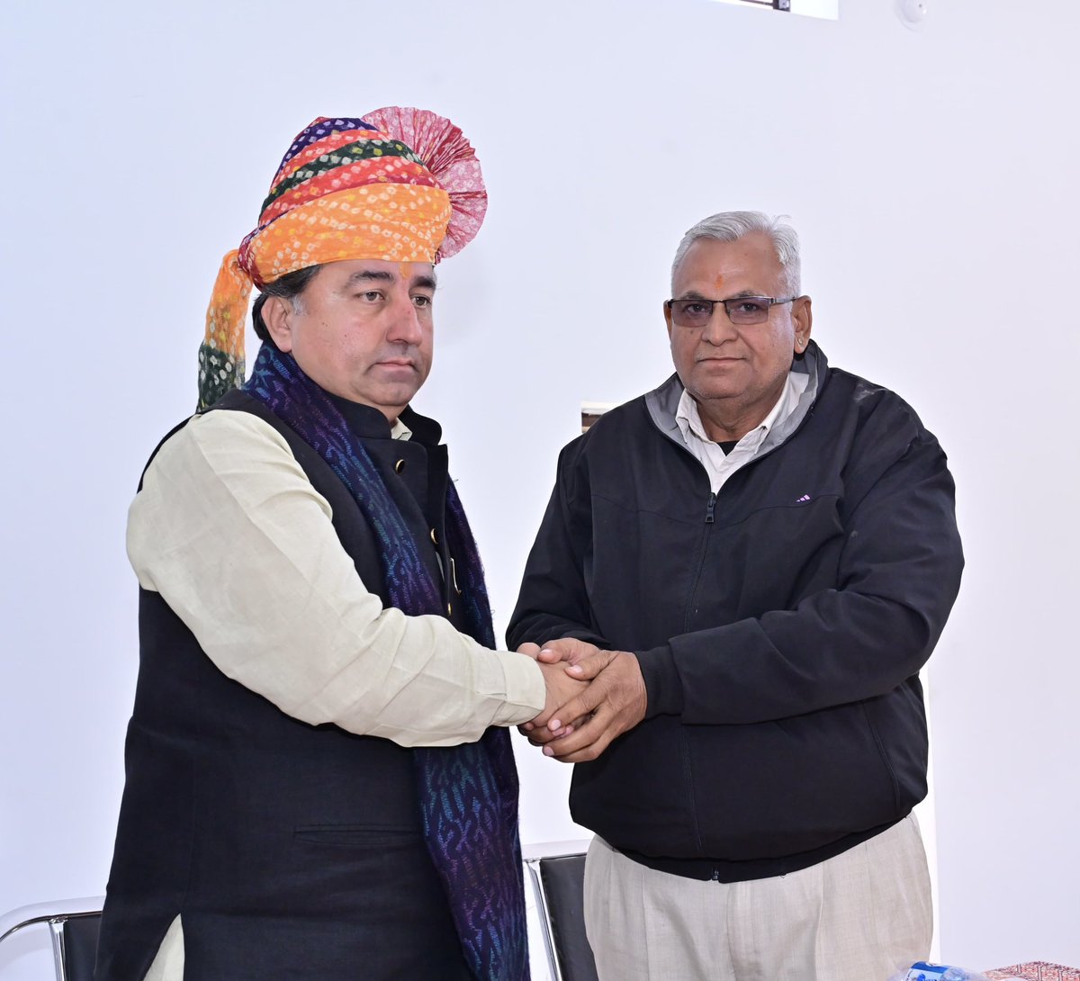 kkvishnoibjp's tweet photo. बाड़मेर पहुंचने पर "विश्नोई छात्रावास" मे समाज के प्रबुद्धजनों के द्वारा स्वागत-सत्कार किया गया साथ ही शिक्षा व सामाजिक सौहार्द से सबंधित विषय पर विस्तृत चर्चा की गई

सभी साथियों का हृदय की गहराइयों से आभार!🙏 https://t.co/gOaXdBrhN9