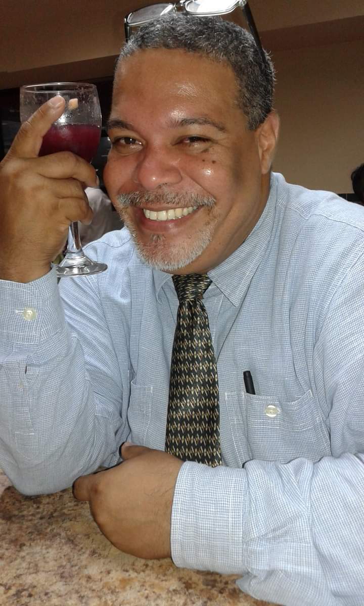 Con <a href="/ErickCadiz/">Erick Cadiz hijo de mi papá y mi mamá</a> compartía comentarios y críticas de cine desde 1992, en las aulas de periodismo. De humor incisivo, siempre alegre y combativo, era uno de los muchachos q como nosotros creía en el buen periodismo y el análisis. Descansa en paz, hermanito.