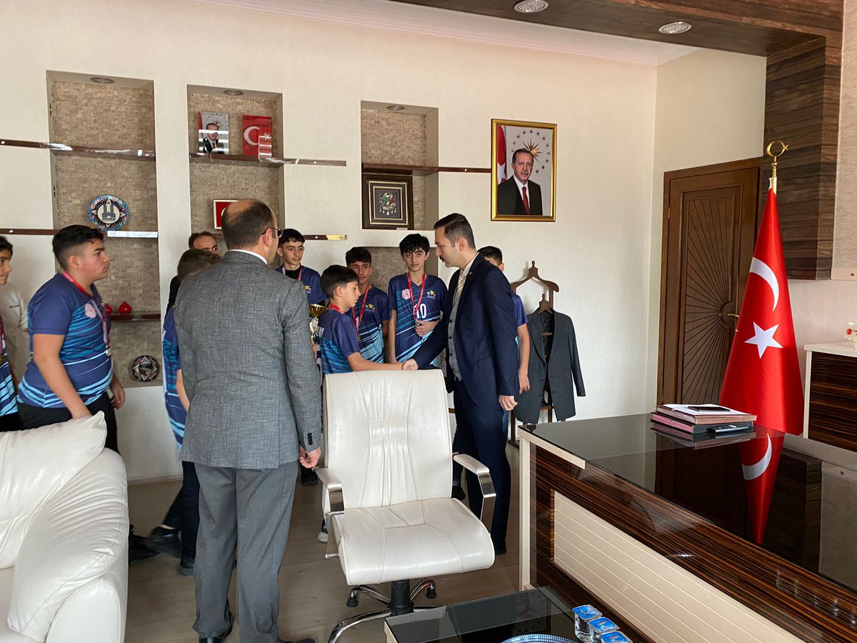 AskaleKaymkmlg's tweet photo. 8-10/01/2024 tarihleri arasında yapılan Okul Sporları Yıldız Erkekler Voleybol Müsabakalarında il birinciliğini kazanan Hakkı Pınar Ortaokulu öğrencilerimiz, Kaymakamımız Sn. Emre OĞUZTÜRK'ü Makamında ziyaret ettiler. https://t.co/6tTuxGwr1W