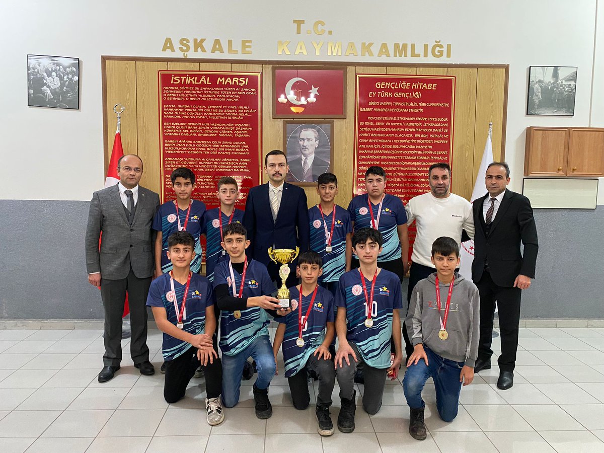 AskaleKaymkmlg's tweet photo. 8-10/01/2024 tarihleri arasında yapılan Okul Sporları Yıldız Erkekler Voleybol Müsabakalarında il birinciliğini kazanan Hakkı Pınar Ortaokulu öğrencilerimiz, Kaymakamımız Sn. Emre OĞUZTÜRK'ü Makamında ziyaret ettiler. https://t.co/6tTuxGwr1W