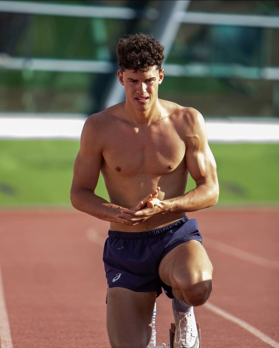 Athletic_Bulge's tweet photo. This sexy athlete might not have a big bulge on the track but definetly of the track 😍 
French decathlete Antoine Ferranti https://t.co/dOZIvJbMKq