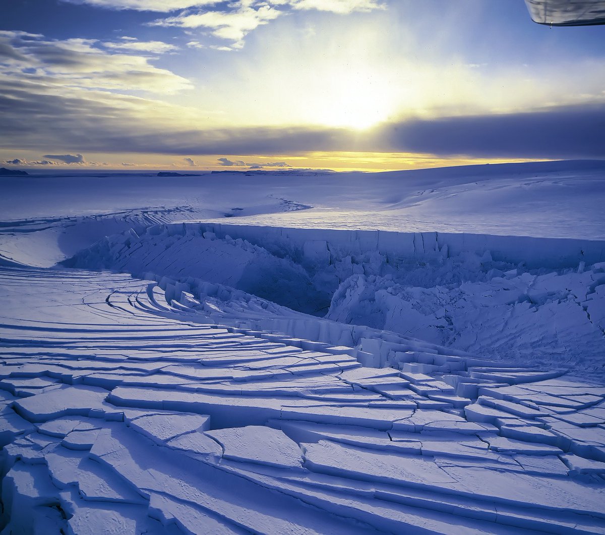 🚨 BREAKING: A jökulhlaup (glacial outburst flood) has begun at Grímsvötn, signalling a heightened possibility of a volcanic eruption, says Magnús Tumi Guðmundsson, a geophysics professor at the University of Iceland. #Grímsvötn #IcelandVolcanoAlert