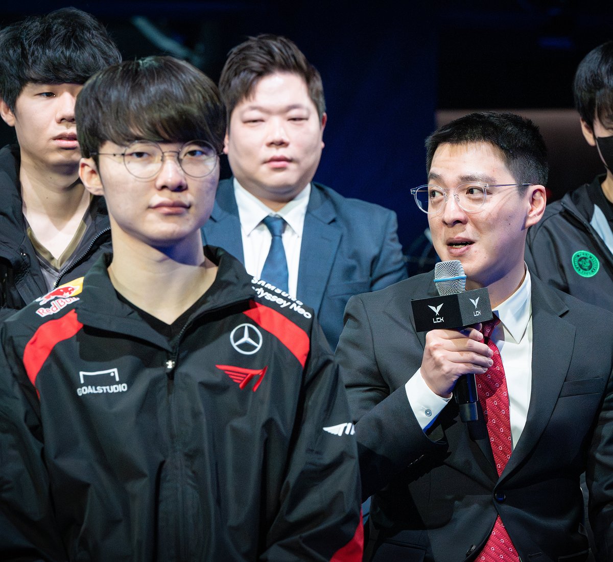 lolesports's tweet image. find yourself someone who looks at you the way kkOma looks at Faker