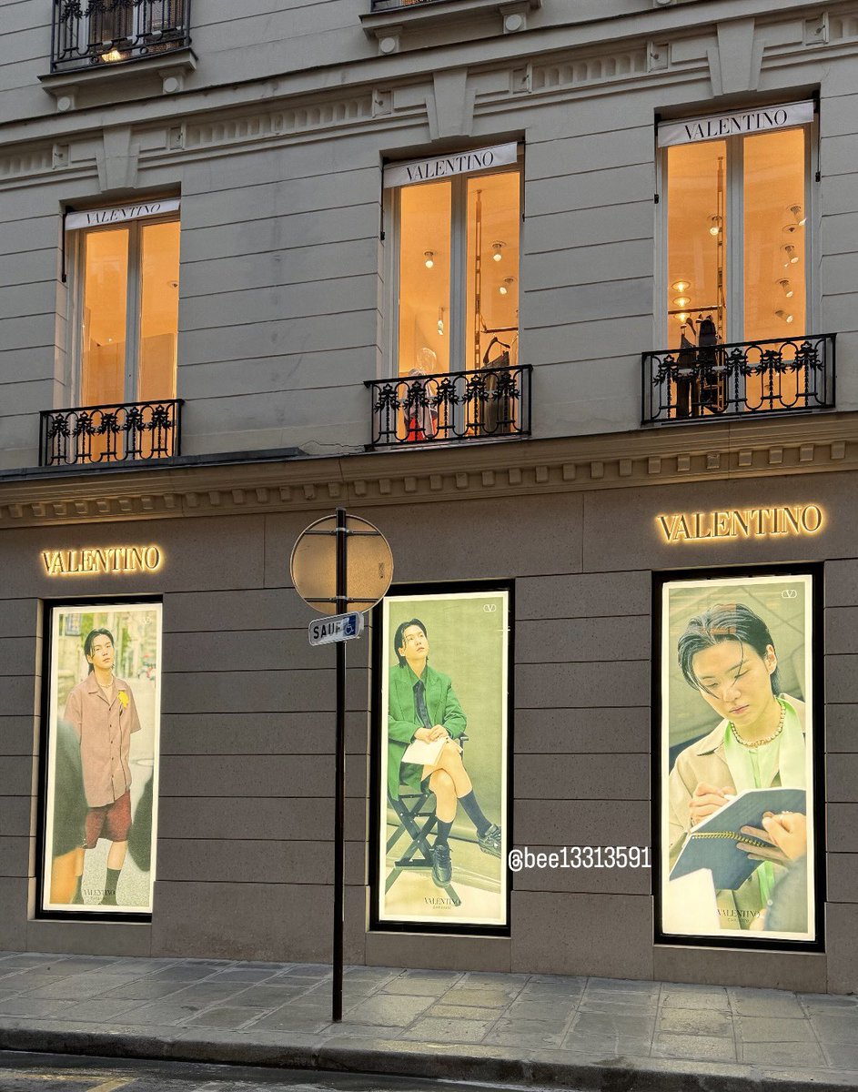 bee13313591's tweet photo. I saw Yoongi in Paris today, rue St Honoré 🇫🇷 🫰🏻💜

#bts #suga #sugaxvalentino #valentino #paris #btssuga #yoongi #army https://t.co/CZz08TCYYR