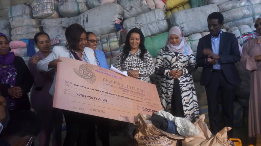 Tigrai_TV's tweet photo. Federal Officials Extend Support to Tigrai as they visit capital Mekelle 
___

January 11, 2024 Mekelle (Tigrai-Television)Ministers and top officials from various federal agencies have touched down in Mekelle for an official visit. 

During their arrival, the officials brought 11 vehicles loaded with clothing donations for the drought-affected population of Tigrai. 

Head of the Finance and Revenue Collection Bureau of the Tigrai Interim Administration Mihret Beyene(PhD), stated the humanitarian gesture.

Mihret explained that the aid would be swiftly distributed to those in need. She highlighted on how the combination of conflict and starvation has created a dire situation, underscoring the urgent need for further humanitarian intervention.

The ministers are scheduled to engage in discussions with Tigrai Interim Administration President Getachew Reda and pay visits to IDP shelters as part of their itinerary.

Minister of Women and Social Affairs Ministry, Ergogie Tesfaye (PhD), Minister of Revenue Aynalem Niguse , and Commissioner of the Customs Commission Debela Keleta are among the visitors landed in Mekelle this morning.