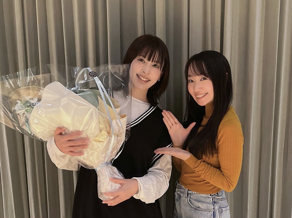 fumiemizusawa's tweet photo. プリキュアライブのリハでお奈々ちゃんとスタッフさんにお誕生日お祝いしてもらいました！
うれしい♡♡♡
素敵な花束と可愛いケーキ！
よく見るとお花の中にはマリンがいるんだよ🐬🫧🌊 https://t.co/45sqd6hAF4