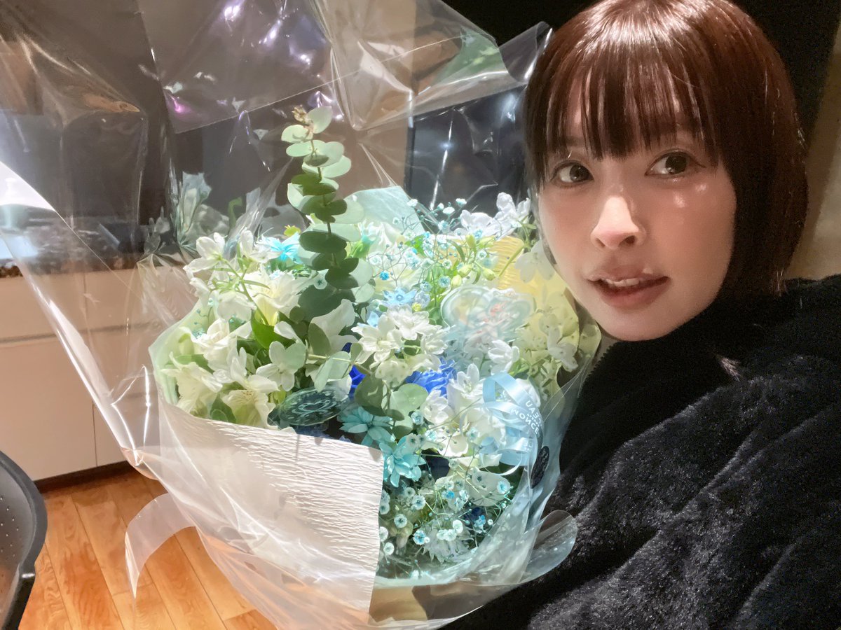 fumiemizusawa's tweet photo. プリキュアライブのリハでお奈々ちゃんとスタッフさんにお誕生日お祝いしてもらいました！
うれしい♡♡♡
素敵な花束と可愛いケーキ！
よく見るとお花の中にはマリンがいるんだよ🐬🫧🌊 https://t.co/45sqd6hAF4