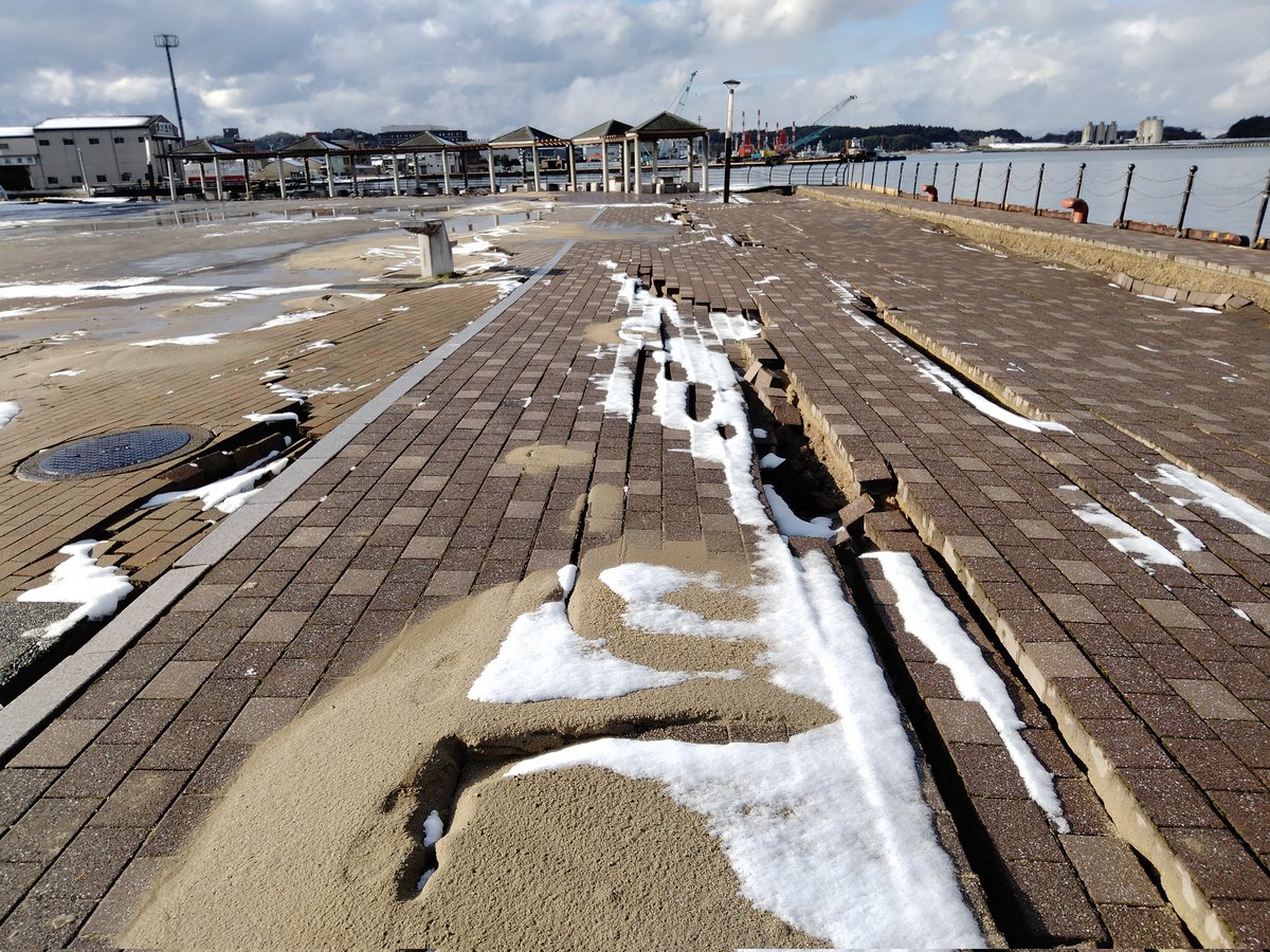 ma81888's tweet photo. 新年あけましておめでとうございます・・と言いたいところですが、こちら北陸は地震が酷かったです。
こちら能登食祭市場。
至る所地割れしてました。 https://t.co/DdOOFBxk42