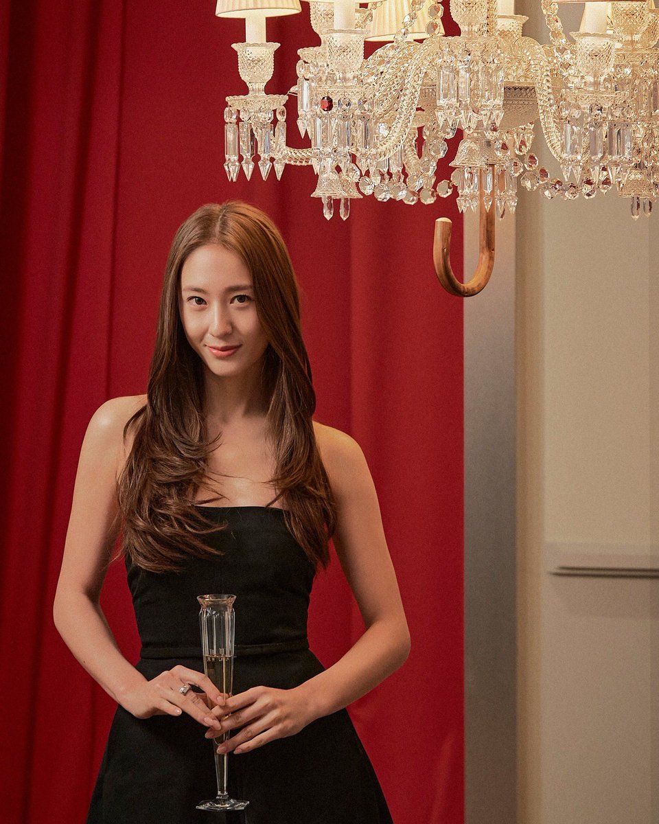 vouvsm's tweet photo. In shadows and light, she exudes ethereal allure in a timeless black dress. Midnight silk cascades from her flowing locks, adding enchantment to the captivating ensemble. A ballet of sophistication unfolds with each subtle movement as she effortlessly navigates timeless elegance. https://t.co/otIdCCNRs2