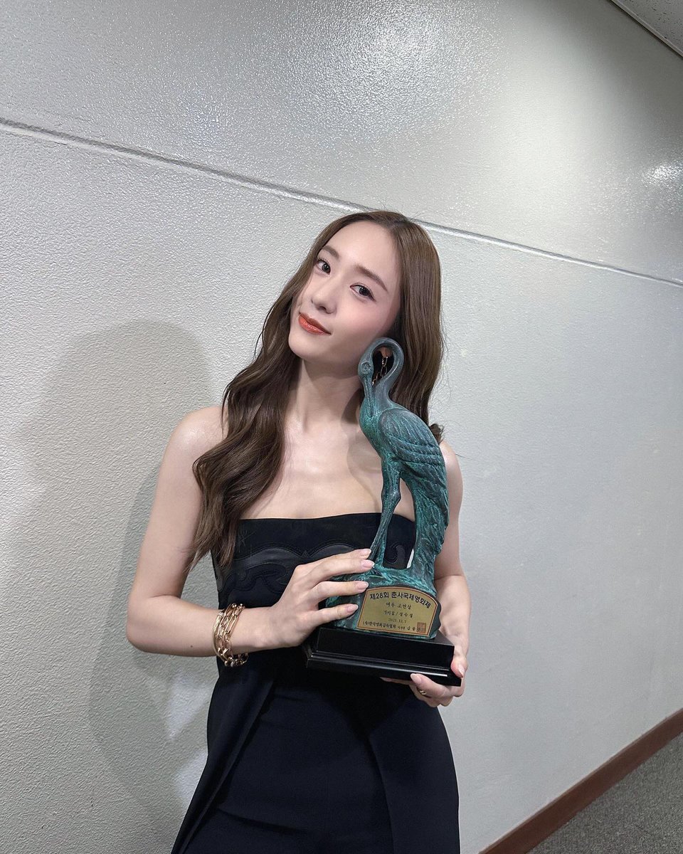 In the soft glow of success, gratitude envelops me as I stand, Best Supporting Actress at the 28th Chunsa Film Art Awards. This moment echoes the whispered affirmations of passion. With each step forward, I carry the elegance of this achievement with profound gratitude.