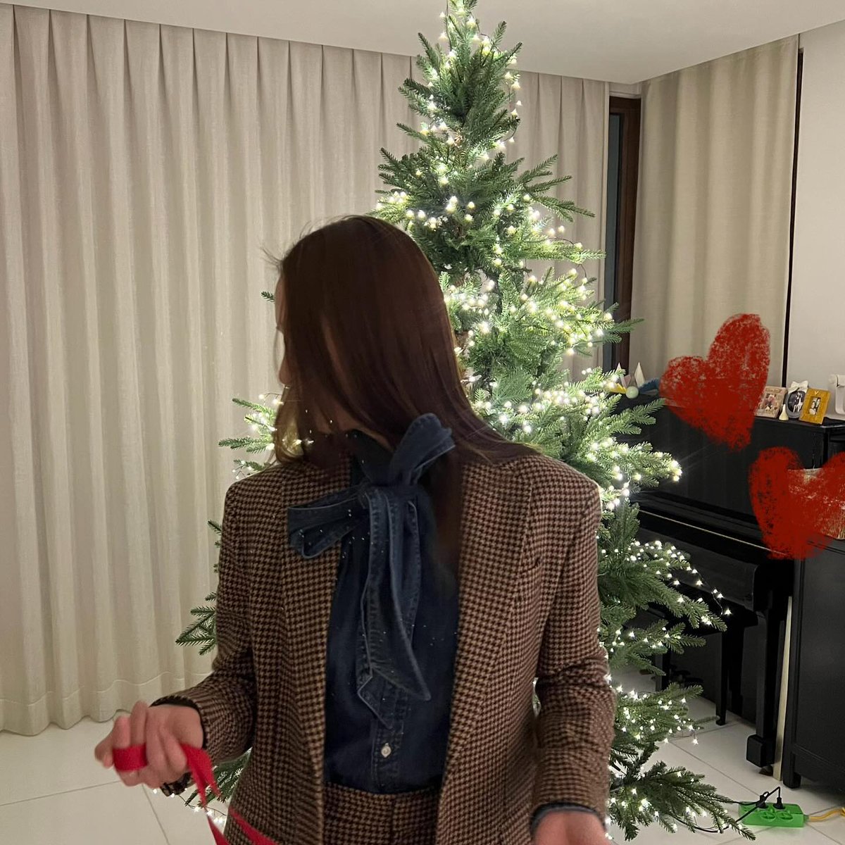 vouvsm's tweet photo. Decorating the Christmas tree is a joyful dance, turning each ornament and twinkling light into a stroke of festive art. Every branch becomes a canvas, and the tree transforms into a living masterpiece, radiating an elegance beyond the tangible, a sublime celebration of joy. https://t.co/Eyg2BY9V5A