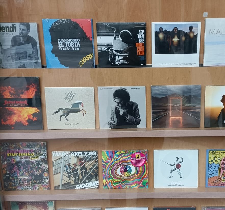 En <a href="/DiscosGranVia/">Discos Gran Via</a> ya está disponible la reedición del disco Solidaridad con diseño remozado que incluyen imágenes de Carlos Fdez. "Curro del Realejo" @extampitas <a href="/Caminosdelcante/">Caminos del Cante</a> #ElTortaVive
