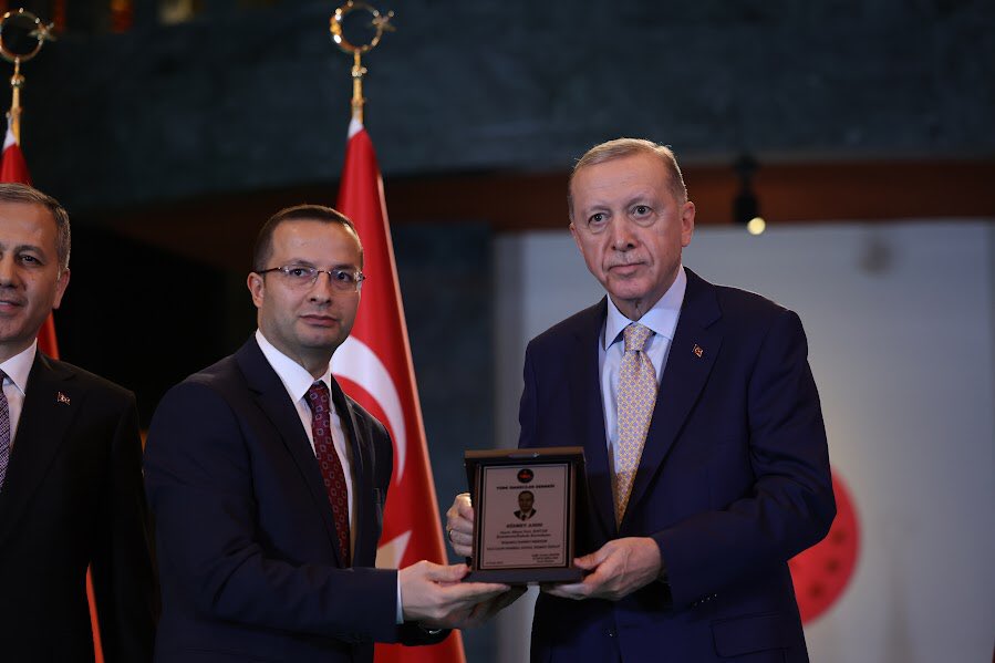 inebolukymk's tweet photo. SAYIN VALİMİZ KAYMAKAMIMIZI TEBRİK ETTİ

Vali Galip Demirel Sosyal Hizmet Ödülüne lâyık görülerek, Cumhurbaşkanımız Sayın Recep Tayyip Erdoğan tarafından ödülünü alan Kaymakamımız Sayın Ahmet Vezir Baycar’ı tebrik eden Valimiz Sayın Meftun DALLI başarılarının devamını diledi. https://t.co/u8zuL33Y6X