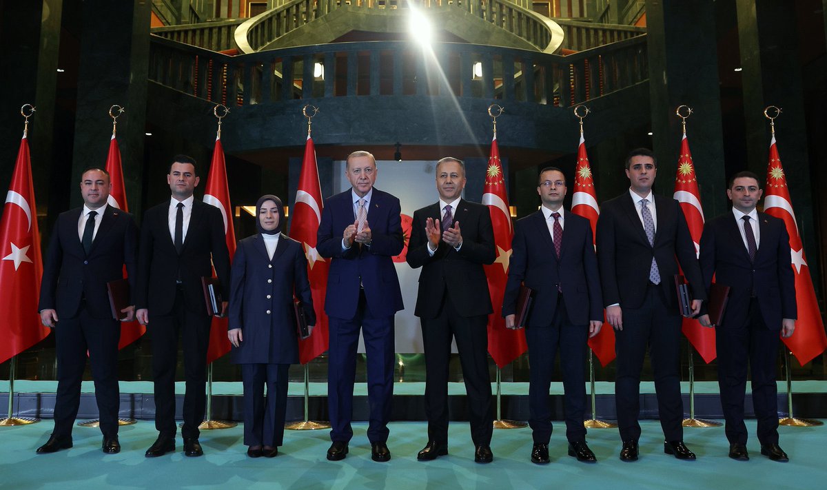 inebolukymk's tweet photo. SAYIN VALİMİZ KAYMAKAMIMIZI TEBRİK ETTİ

Vali Galip Demirel Sosyal Hizmet Ödülüne lâyık görülerek, Cumhurbaşkanımız Sayın Recep Tayyip Erdoğan tarafından ödülünü alan Kaymakamımız Sayın Ahmet Vezir Baycar’ı tebrik eden Valimiz Sayın Meftun DALLI başarılarının devamını diledi. https://t.co/u8zuL33Y6X