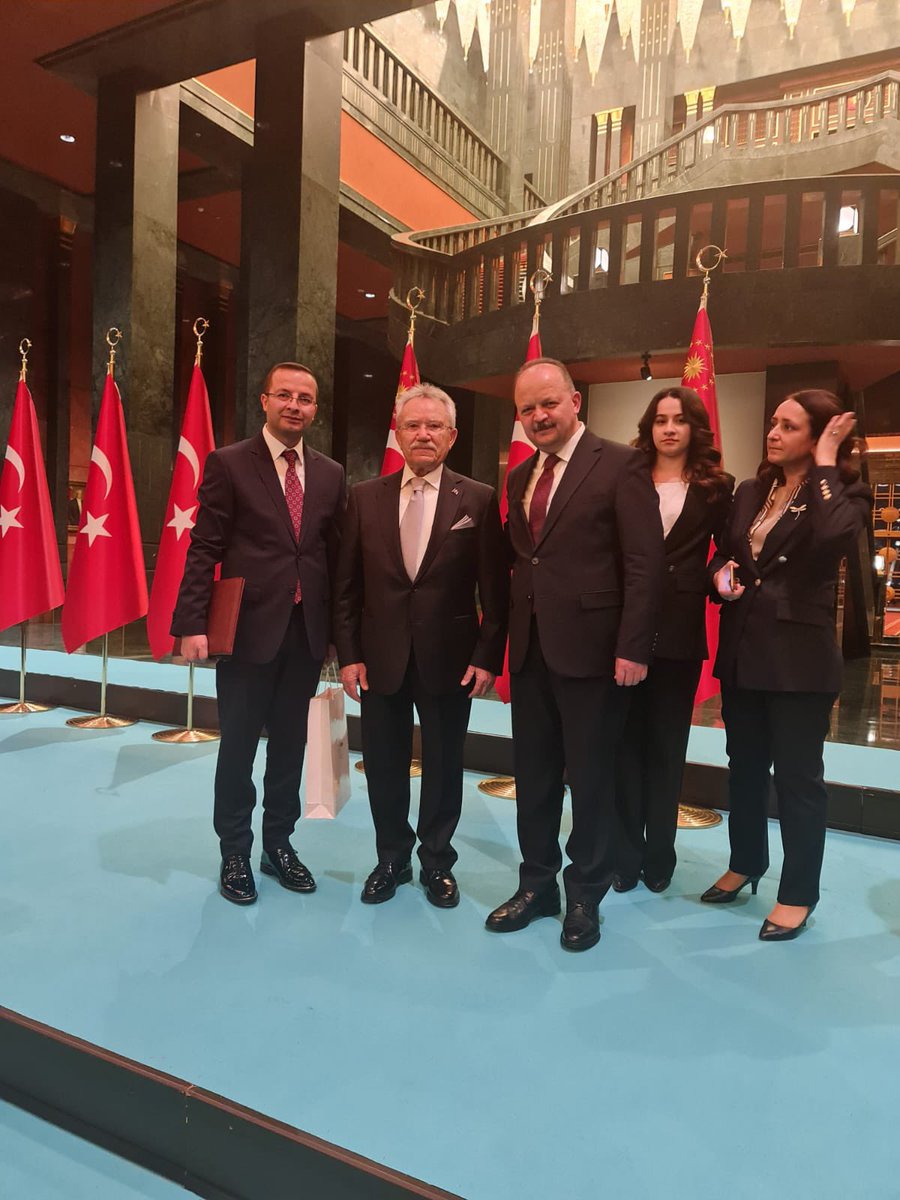 inebolukymk's tweet photo. SAYIN VALİMİZ KAYMAKAMIMIZI TEBRİK ETTİ

Vali Galip Demirel Sosyal Hizmet Ödülüne lâyık görülerek, Cumhurbaşkanımız Sayın Recep Tayyip Erdoğan tarafından ödülünü alan Kaymakamımız Sayın Ahmet Vezir Baycar’ı tebrik eden Valimiz Sayın Meftun DALLI başarılarının devamını diledi. https://t.co/u8zuL33Y6X