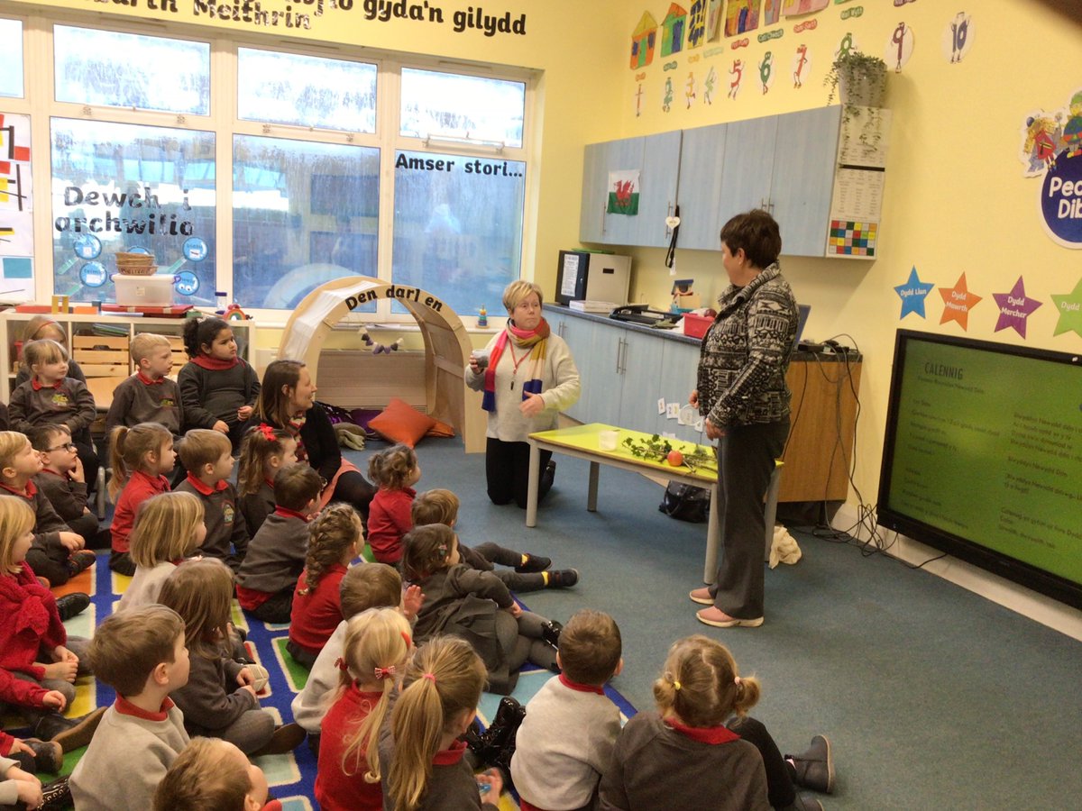Ysgol_Aberaeron's tweet photo. Nia Llywelyn yn sgwrsio i blant y meithrin a derbyn am draddodiadau'r flwyddyn newydd. Bu'r plant yn creu 'perllan'/ Nia Llywelyn speking to the nursery and recpetion children about the traditions of the new year. The children created a 'perllan'. #blwyddynnewydddda #perllan https://t.co/dPQYCVC0tf