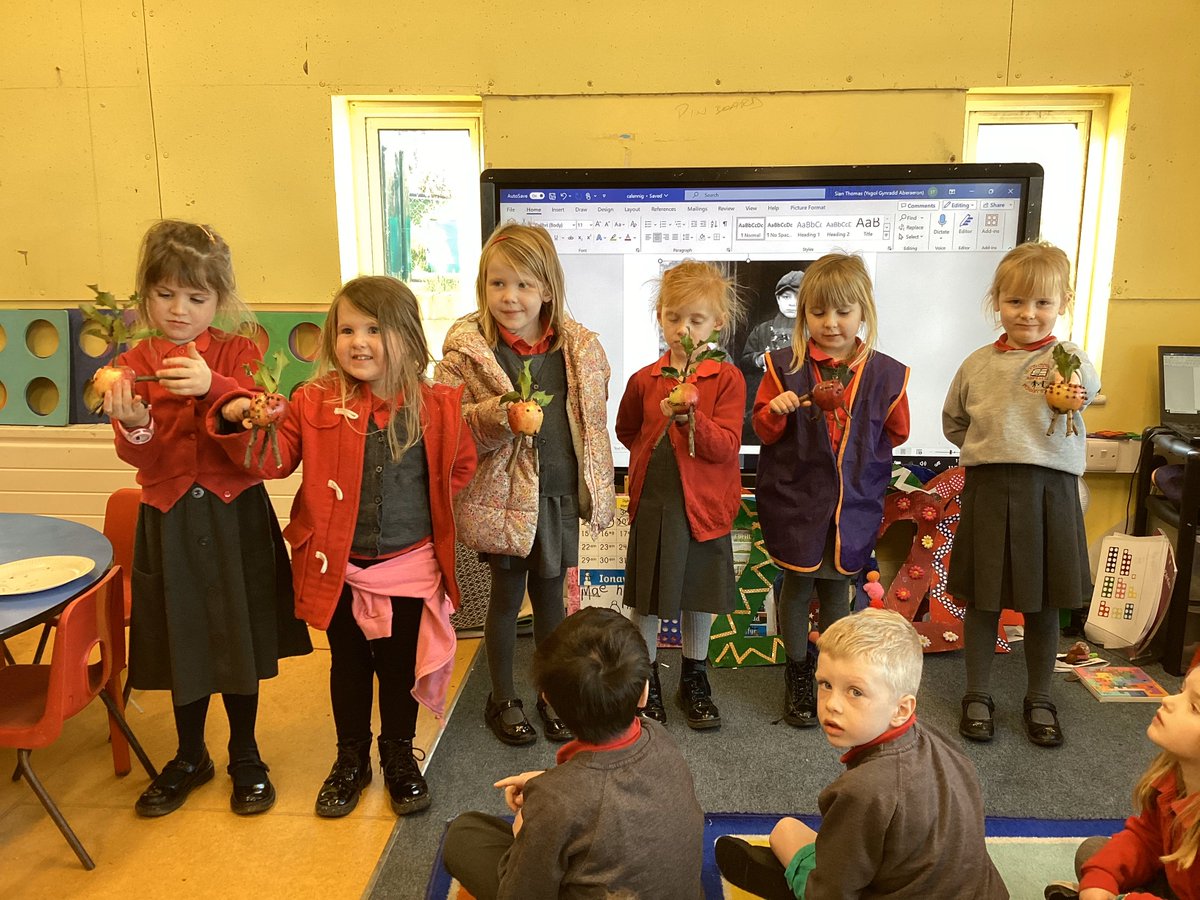 Ysgol_Aberaeron's tweet photo. Nia Llywelyn yn sgwrsio i blant y meithrin a derbyn am draddodiadau'r flwyddyn newydd. Bu'r plant yn creu 'perllan'/ Nia Llywelyn speking to the nursery and recpetion children about the traditions of the new year. The children created a 'perllan'. #blwyddynnewydddda #perllan https://t.co/dPQYCVC0tf