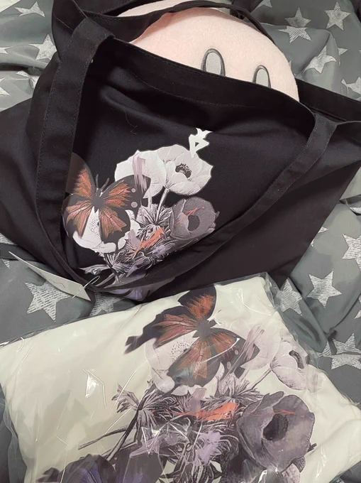 【KINGLYMASK×聖女れりあコラボアイテム販売中】サンプル頂いたので着てみた(*'◒`*)裏起毛でちょっと触り心地気持ちいい、生地は薄めなので春に向いてそう背面は無地!トートバッグはイベントとかにめっちゃ使えるくらい大きい!是非ゲットしてね〜 