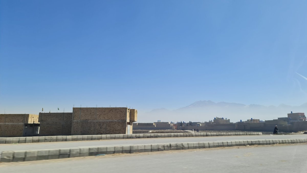 AnqaGharshin's tweet photo. Same road and pictures from today (the dusty one) and yesterday (the clear sky one). 
Only difference is that due to harsh weather, stone crushing plants were taking a break. 
This is what 2 days break can make Quetta's sky look; the most bluest. https://t.co/kIpx6a1NqQ