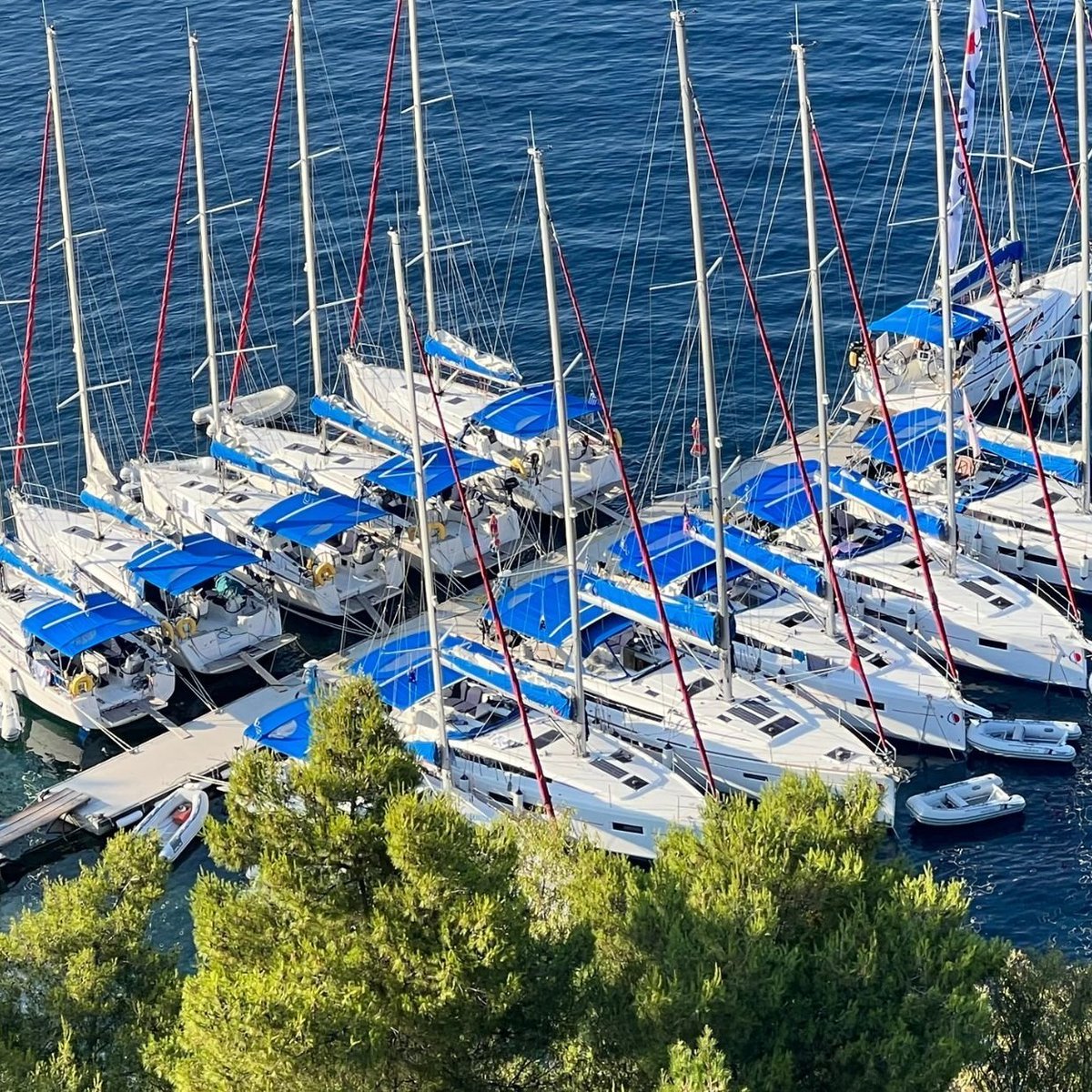 Did you know Sunsail pioneered the world's first flotillas? ⛵
Join our legendary community and experience the joy of sailing in the company of fellow adventurers. Tag your favourite sailing crew mates below! ⬇️

➡️ hubs.li/Q02g8pCw0