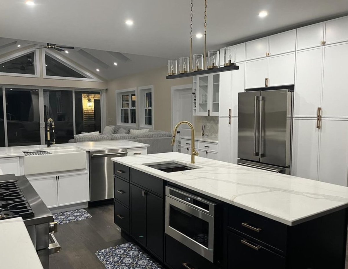 WoodConcept_001's tweet photo. The perfect blend of our Profile Glacier and Caviar cabinets, in this new kitchen renovation! 🏡
#ProfileSeries #KitchenCabinets https://t.co/56anOmVgda
