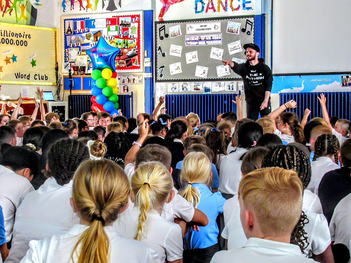 mattwindlepoet's tweet photo. The last time I saw the #teacher from the school I visited today, not one of their pupils had even been born yet!!

That's how long I've been doing this 😳🧓🏻😅

#PoetWithPunch #schools #Teachers #freelance #teacherlife #teacher5oclockclub #education #English #TeacherTwitter #art https://t.co/y1GV852NJn