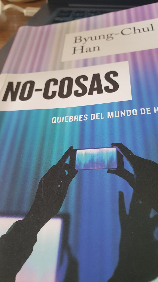 "Los impulsos de información son todo menos reposo de la vida. No es posible detenerse en la información. Tiene un intervalo de actualidad muy reducido. Vive del estímulo que es la sorpresa. Ya por su fugacidad, desestabiliza la vida." B. C. Han, No cosas, 2021.
#ByungChulHan