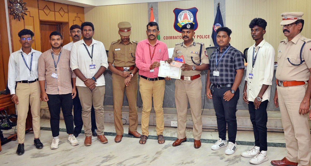 ShankarShanmug's tweet photo. Dear All,

We are delighted to inform you that, Thiru V.Balakrishnan IPS, City Police Commissioner, Coimbatore appreciated our UYIR Club volunteers who have involved in Diwali Traffic Regulation services. SKASC received a Best Volunteering College award. https://t.co/Yjg1EuFagm