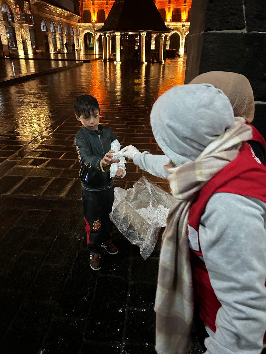 genckizilaydu's tweet photo. Regaip kelimesi bolluk, bereket, fazilet anlamına gelir. Bu gece Allah'ın lütuflarının bol bol verildiği bir gecedir ve üç ayların ilk kandil gecesidir.🌹
Ulu Camimizin Önünde Lokum ve Gül suyunu halkımıza ikram ettik.🤎🕌
Regaip Kandilimiz Mübarek Olsun.🤲🏻❤️
#DaimaHazır https://t.co/RjnkLLFot0