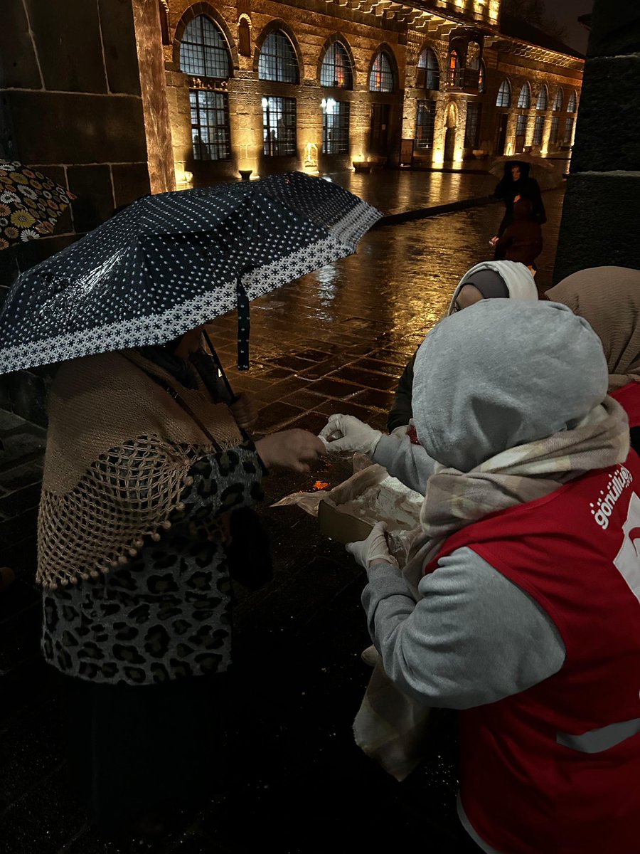 genckizilaydu's tweet photo. Regaip kelimesi bolluk, bereket, fazilet anlamına gelir. Bu gece Allah'ın lütuflarının bol bol verildiği bir gecedir ve üç ayların ilk kandil gecesidir.🌹
Ulu Camimizin Önünde Lokum ve Gül suyunu halkımıza ikram ettik.🤎🕌
Regaip Kandilimiz Mübarek Olsun.🤲🏻❤️
#DaimaHazır https://t.co/RjnkLLFot0