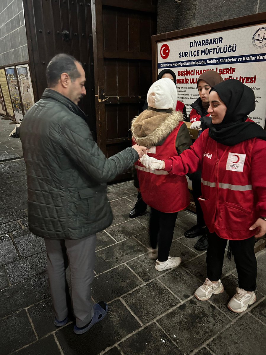 genckizilaydu's tweet photo. Regaip kelimesi bolluk, bereket, fazilet anlamına gelir. Bu gece Allah'ın lütuflarının bol bol verildiği bir gecedir ve üç ayların ilk kandil gecesidir.🌹
Ulu Camimizin Önünde Lokum ve Gül suyunu halkımıza ikram ettik.🤎🕌
Regaip Kandilimiz Mübarek Olsun.🤲🏻❤️
#DaimaHazır https://t.co/RjnkLLFot0