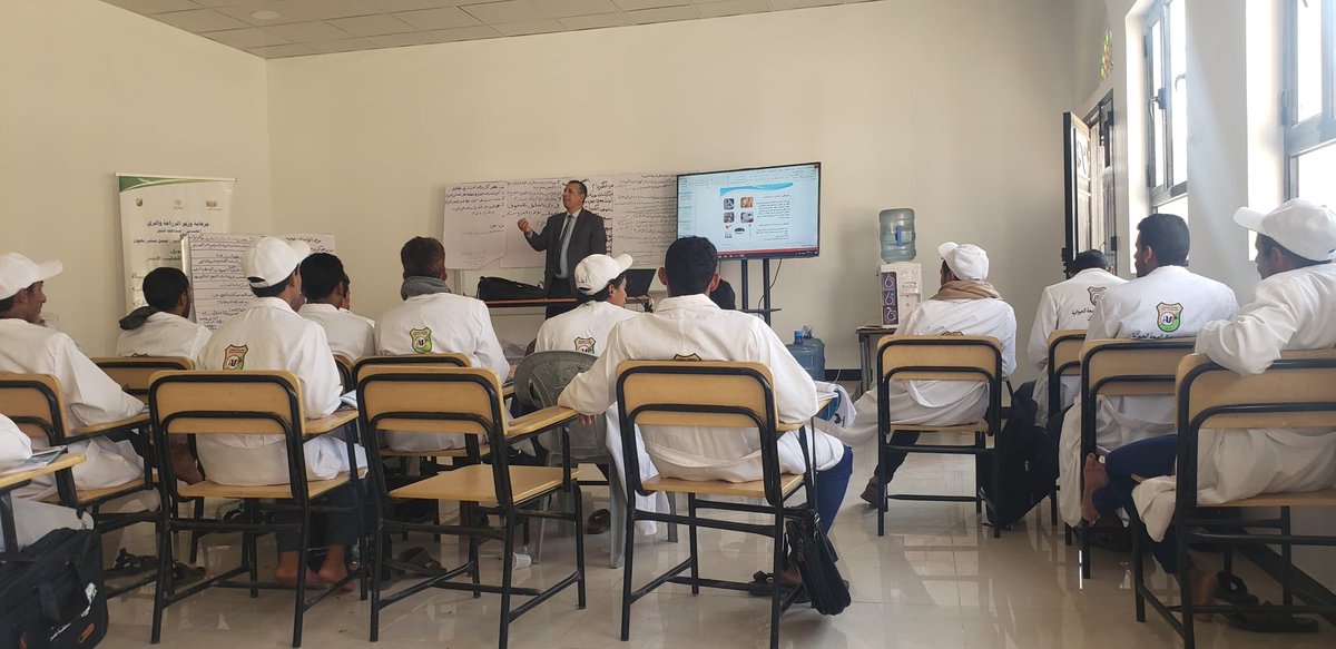 ICRC_ye's tweet photo. The  ICRC has supported a training program for 25 farmers in #Amran, to improve local veterinary health care practices. https://t.co/tea4T7apRG