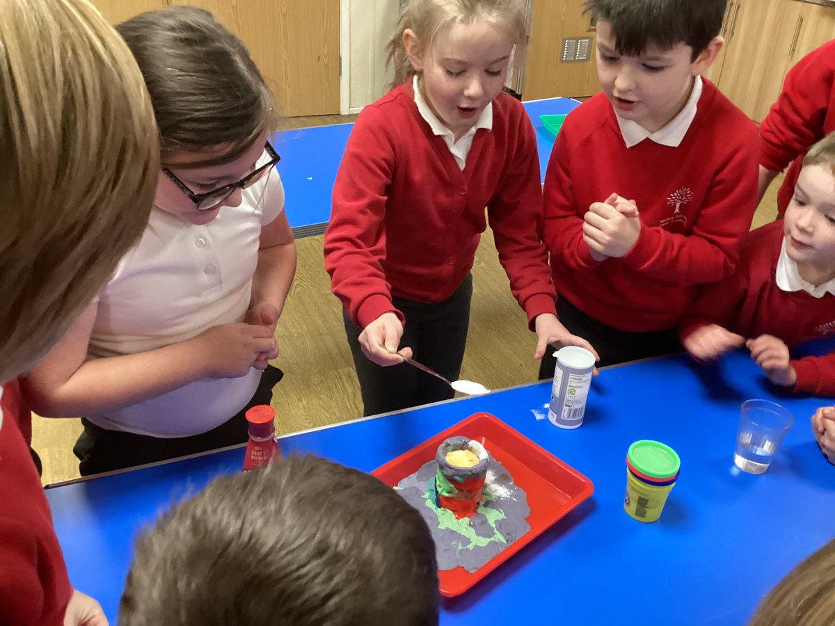 RBaltzerPPSA's tweet photo. Science club was explosive today! The children enjoyed learning about the chemical reaction between baking soda and vinegar today when making volcanos. Well done everyone ! @Pawlettprimary @_TPLT_ @LisaDadds #experiments #scienceclub https://t.co/8oiC5lkdbb
