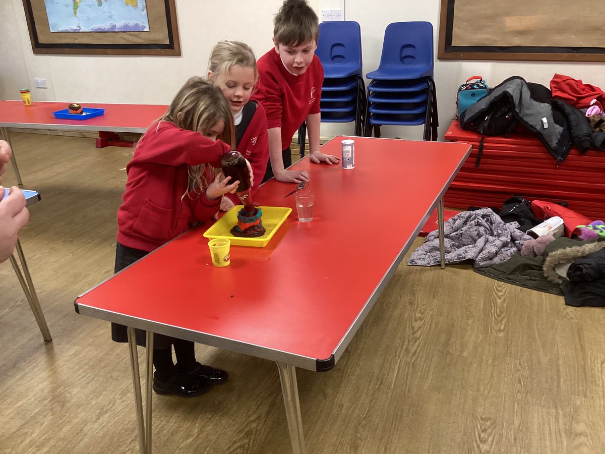 RBaltzerPPSA's tweet photo. Science club was explosive today! The children enjoyed learning about the chemical reaction between baking soda and vinegar today when making volcanos. Well done everyone ! @Pawlettprimary @_TPLT_ @LisaDadds #experiments #scienceclub https://t.co/8oiC5lkdbb
