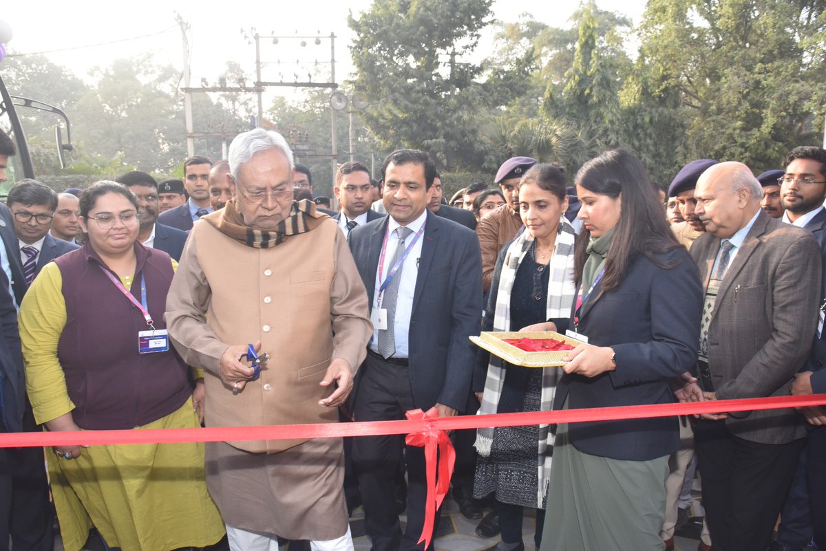 SanjayAgarw_IAS's tweet photo. आज मा० मुख्यमंत्री श्री @NitishKumar ने होटल मौर्या में आयोजित #BiharEVConclave का उद्घाटन किया। इस दौरान बिहार सरकार के वरीय अधिकारीगण के साथ शामिल हुआ।
इलेक्ट्रिक वाहनों के प्रति लोगों को जागरूक करने के उद्दशय से आयोजित इस कॉन्क्लेव में कई विशेषज्ञों ने अपनी सुझाव दी। 1/2 https://t.co/77mryEceaI