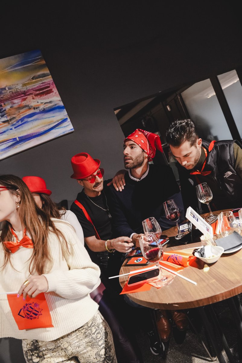 ¡Atención al equipo rojo! 🔴 Derrochan estilo y actitud con sus sombreros y pañuelos de cowboy. ¿Están listos para un rodeo de diversión y desafíos? 🤠💃