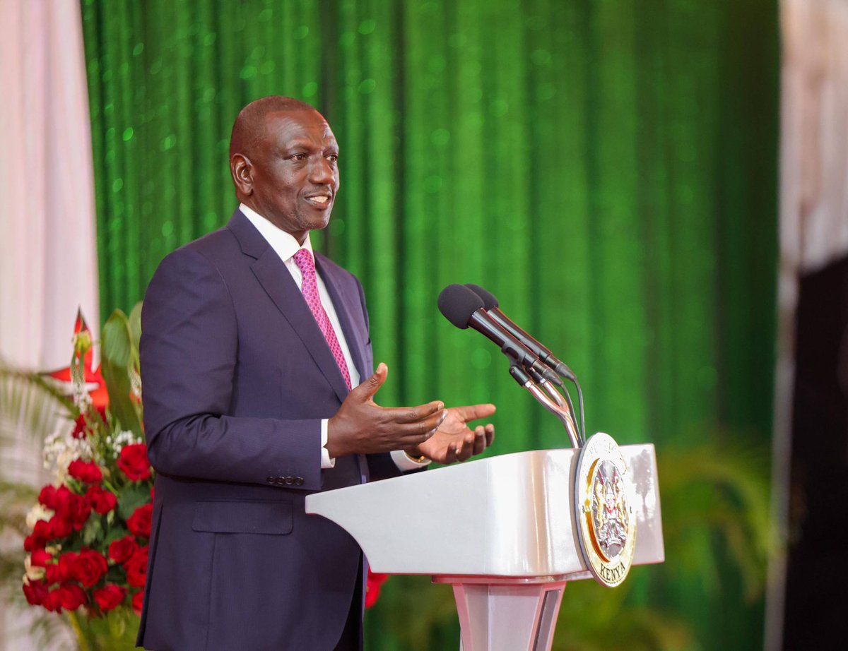 kingethuk's tweet photo. DAILY COSTLY CAMPAIGNS: 

WHY is Ruto ATOP his vehicles issuing ROADSIDE DECLARATIONS to DWINDLING CROWDS as if he's afraid of his office?
WHAT is he AFRAID of &amp; WHY is he so BITTER &amp; full of ANGER? https://t.co/kBJTArWQl5