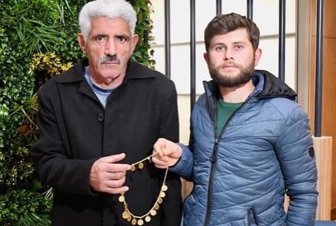 Çayırova’da yol kenarında poşette 19 çeyrek, 1 reşat altını ve ziynet eşyası bulan Şentürk Daşdemir yaklaşık 100 bin lira değerindeki altınları sahibine ulaştırdı.