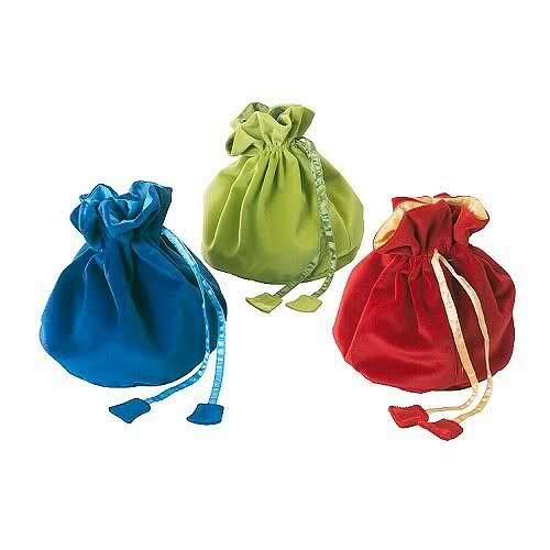 padrehayen's tweet photo. #Meditación: Magia o religión
Terminada la misa me aborda una señora para pedirme una bendición de dos objetos que traía en un bolso. Le pregunto "¿qué son?" Me responde: "Dos morralitos para la abundancia". Me negué a bendecirlos explicándole que se trata de objetos mágicos que la Iglesia no bendice. Si los hubiera bendecido, yo habría pecado. La señora se retiró un poco contrariada. Al respecto nos ilumina la Palabra de Dios de este día.

En el capítulo 4 del 1er libro de Samuel se narra lo que es el uso mágico de los objetos sagrados, como fue el Arca de la Alianza. Los israelitas habían sido derrotados por los filisteos y, creyendo que sacando fuera el Arca y llevándola cerca de la batalla, vencerían a sus enemigos. Se equivocaron porque Dios no hace #magia, sino que pide la verdadera fe, que ellos no tenían.

Los israelitas creyeron que el remedio a la herida infligida en batalla por los filisteos se curaba con la presencia del Arca de la Alianza, pero había tanta corrupción en sus corazones que no estaban dispuestos a cambiar de vida. Pensaban que el Arca tenía poderes mágicos y saldrían victoriosos de la guerra. Fueron derrotados y muchos tuvieron una muerte ignominiosa. Utilizar el Arca como #amuleto fue su error. La conversión a la fe en el Dios vivo era el verdadero remedio.

Hay católicos que lo que quieren para su vida no es conversión, sino magia, como la señora que quería la bendición de sus morralitos de la abundancia. Creen que sólo con agua bendita y otros sacramentales, como la medalla de san Benito, les irá mejor. Muchos creen que la devoción a san Judas Tadeo, por ser un santo muy milagroso, tiene efectos mágicos... pero ellos no quieren escuchar la llamada a la conversión para abandonar el pecado. Los sacramentales son buenos, pero siempre utilizados con fe y en espíritu de conversión. Utilizados como superstición hacen pecar a quien los utiliza.

La magia y la religión son dos formas de vivir en relación con el mundo sobrenatural. Mientras que la magia pretende dominar a Dios para que sucedan cosas que la persona desea, la auténtica fe religiosa pone al creyente a la disposición de Dios. Busca que el Señor trabaje en ella. Dios toma control del creyente cuando tiene fe, y limpia su ser desde su raíz. En el Evangelio el leproso dice con fe a Jesús: "Señor, si quieres, puedes curarme". "Si quieres" significa que Jesús es Dios y que si es voluntad divina, se curará o no el enfermo.

Dios dice: "Amarás al Señor con toda tu mente y corazón" (Mt 22,37). Amar no es una manera mágica de vivir la fe, sino dejarse conducir por Dios, con la entrega y la confianza de un niño pequeño. No en la magia sino en la verdadera fe está nuestra salvación.