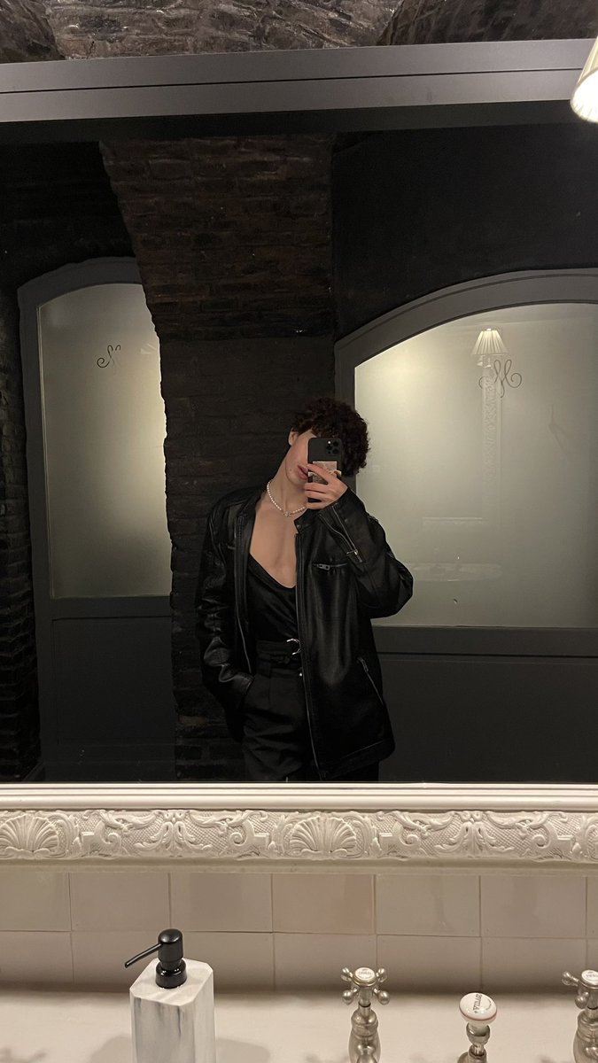 ellalex422's tweet photo. 🪞 https://t.co/pHfKfTjtC6
