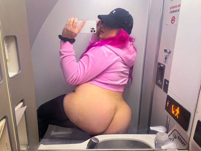 Wanna join the mile high club ✈️💕 https://t.co/KdRPAATu3p