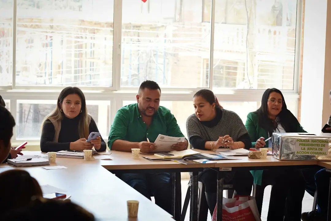 TAlcaldia's tweet photo. 🤝 Enriquecedora jornada con presidentes de JAC y Concejales, dialogando sobre las problemáticas de Tausa. Estamos comprometidos en construir soluciones, que serán expuestas en los Diálogos Comunitarios para el Plan de Desarrollo Departamental junto al Gobernador @JorgeEmilioRey https://t.co/iXkHxBIdQ5