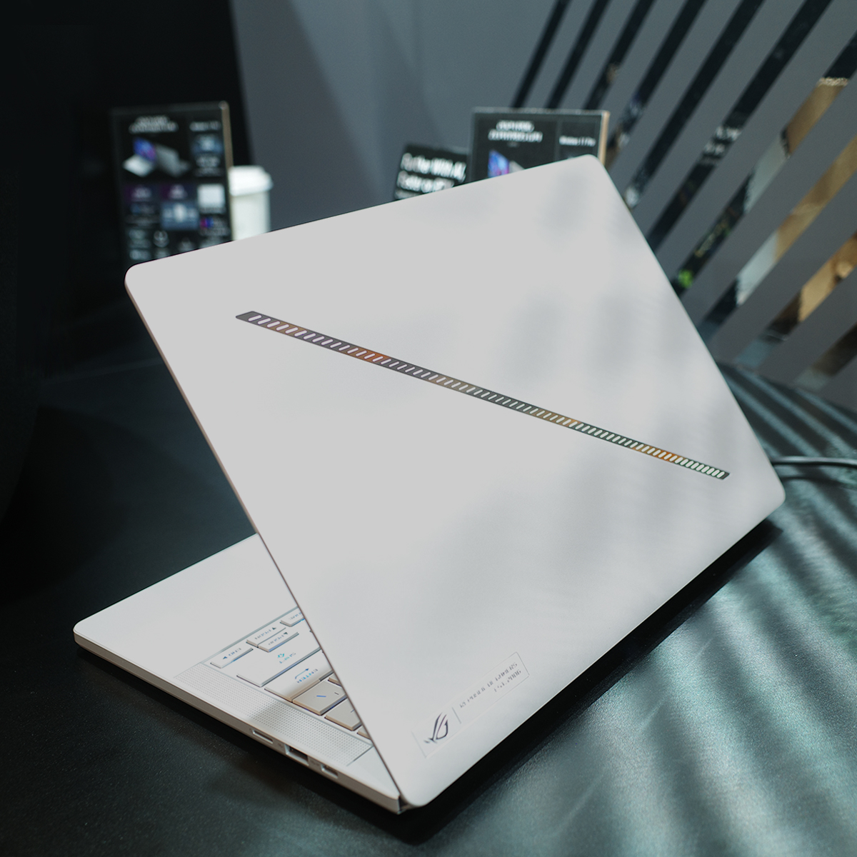 ASUS_ROG_FR's tweet image. ⚖️1,5kg
🤏1,59cm

Il est beau notre nouveau ROG Zephyrus G14 non ?
(Et il a un écran OLED Compatible G-SYNC 🤯)

#ZephyrusG14 #CES2024ROG